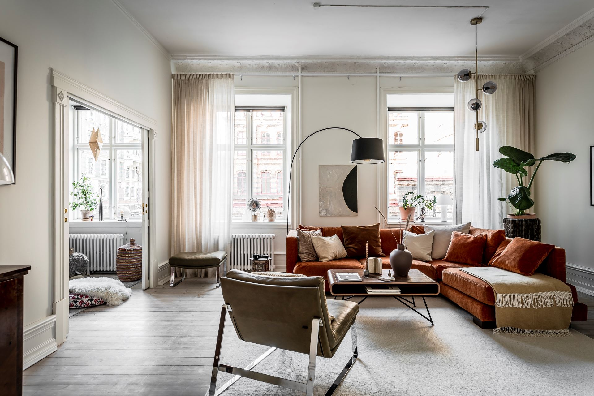 narančasta sofa