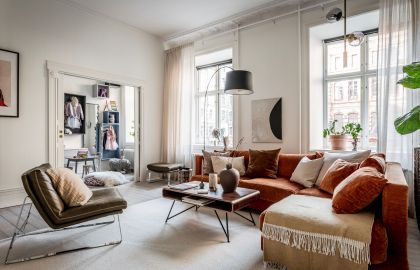 narančasta sofa